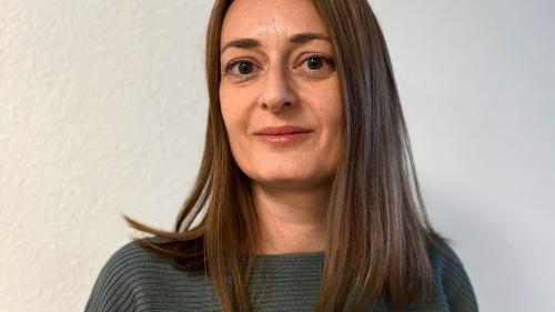 Karin Stecher es gnüda eletta sco chanzlista da Scuol (fotografia: mad).