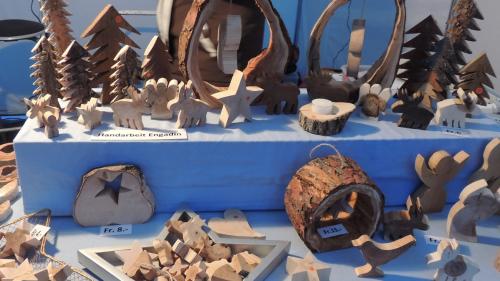 Al marchà d’Advent a Tarasp d’eiran exposts prodots da lain in tuot la fuormas (fotografia: Benedict Stecher).