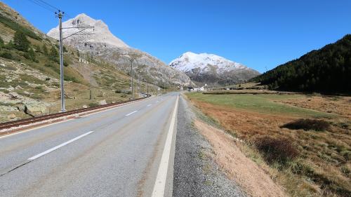 Der sanierungsfällige Strassenabschnitt der Berninastrasse kurz vor
Bernina Suot. Foto: z. Vfg