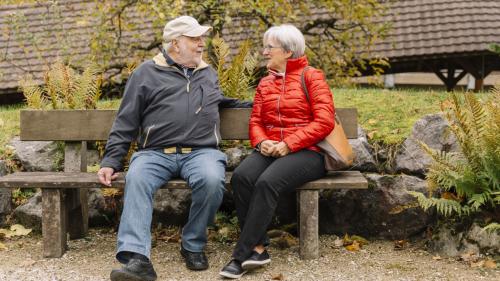 Die Dienstleistung Ponte des Schweizerischen Roten Kreuzes Graubünden unterstützt seit zehn Jahren pflegende und betreuende Angehörige. Symbolbild: SRK