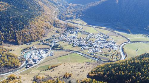Zernez, wo sich der Inn vor Millionen von Jahren mit einem S-förmigen Bogen von der eigentlichen «Engadiner Linie» abgewendet hat. Rechts die Einmündung des Spölbachs in den Inn. Foto: SNP/Samuel Wiesmann
