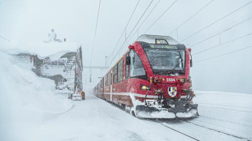 Die Frequenzen in den Regionalzügen (im Bild am Ospizio Bernina) nehmen stark zu.	 Foto: CyrillSuter/RhB
