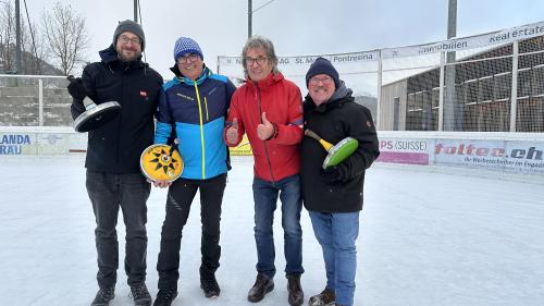 RTR Engiadina gewinnt die Eisstock-Schweizermeisterschaft für Medienleute. Von links: Flurin Juon, Otto Davatz, 
Reto Mayer und Roman Dobler. Foto: Nicolo Bass