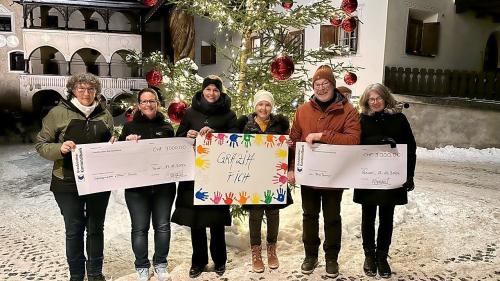Durch den Verkauf von Adventskalendern konnte Zonta zwei Schecks überreichen. Foto: z. Vfg