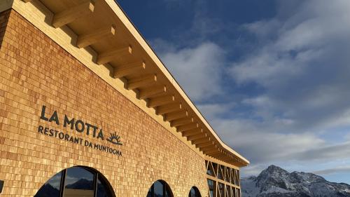 Il stabilimaint da las Pendicularas Scuol SA es gnü planisà dal büro Fanzun AG e gnü fabrichà tanter avrigl e december per bundant 22 milliuns francs. El persvada cun ligerezza e clerità. fotografias: Fadrina Hofmann