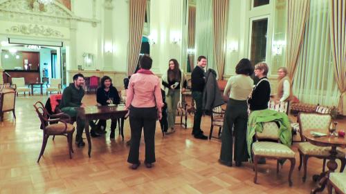 Ils interessats da l’arrandschamaint da dumengia saira in discussiun culs respunsabels. fotografia: Benedict Stecher