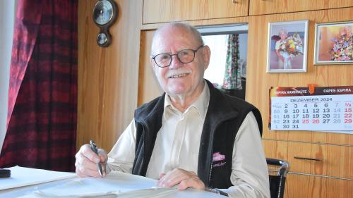 Otto Friedt da Scuol cun sia statistica cun 330 svouls daspö il 1973 in blers pajais dal muond. fotografia: Nicolo Bass