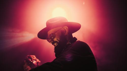 Il producent e dj Massimo Gurini in acziun. fotografia: Riccardo Dambruoso