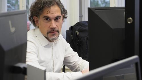 Ignacio Pérez Prat in seis büro pro la Lia Rumantscha. Qua es el daspö ün on l’incumbenzà per la transfuormaziun digitala dal rumantsch. 
fotografia: David Truttmann