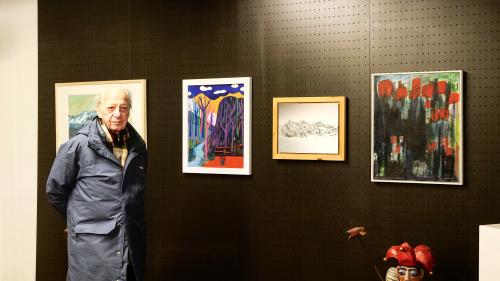 Der Initiator der Solidaritätsaktion, Peter Aronsky, anlässlich der Ausstellungsvernissage «Kunst für Hoffnung» im Kunstraum Riss vor Werken von Victora Schiro, Doris Sturzenegger und Urs Pfister. Foto: Jon Duschletta