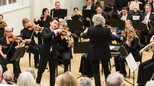 Unter der Leitung von James Judd spielt der Violinist Ziyu He und die Sinfonia Engiadina das Violinkonzert Nr. 2 von Felix Mendelssohn-Bartholdy. Foto: Dennis Yulov 