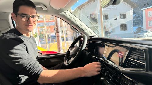 Riet Bulfoni da Scuol declera co chi’s po tadlar in avegnir radio DAB+ aint il auto (fotografia: Nicolo Bass).