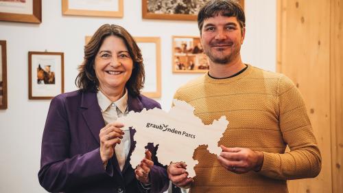 Thomas Buchli «übergibt» die Bündner Pärke an Anna Giacometti. Foto: z. Vfg