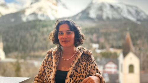 Cinzia Regensburger es cusgliera illa Fundaziun Giovannina Bazzi-Mengiardi (fotografia: Martin Camichel).