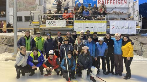 Die Teilnehmenden der Endrunde in Tschierv: Für die St. Moritzer Damen in der Mitte gab es die Silbermedaille. Foto: Roman Dobler/RTR