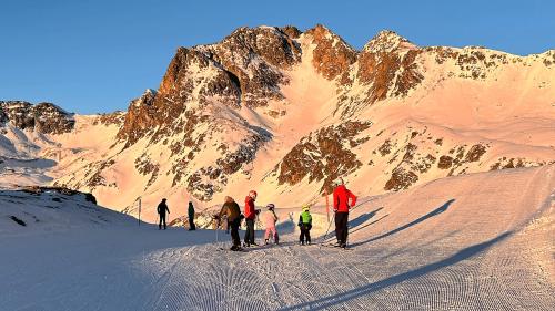 Das ideale Wetter über die Festtage gab Anlass, möglichst viel Zeit im Freien zu verbringen. Sei es mit einem Paragliding-Flug von Muottas Muragl oder auf der Skipiste.  Fotos: Reto Stifel