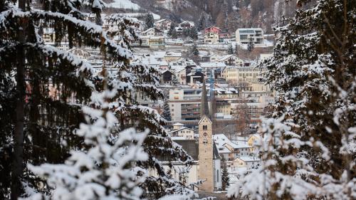 Per la revisiun totala da la planisaziun locala e da la ledscha da fabrica ha il cumün da Scuol eir invidà interessats e pertoccas da tour posiziun in chosa e  da far propostas (fotografia: Michael Steiner).