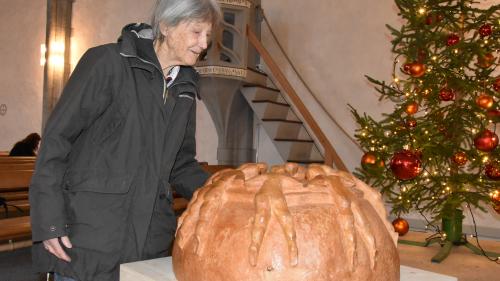 Cristina Waldburger observa sia sculptura chi admonischa d’avair chüra da la terra (fotografia: Nicolo Bass).