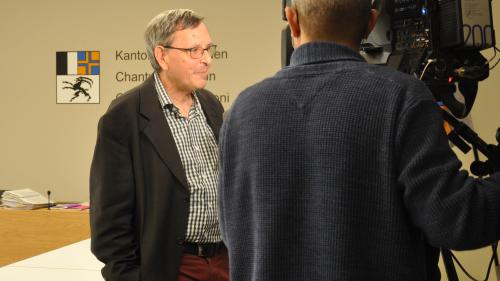 Kulturminister Martin Jäger wird von Medienschaffenden interviewt