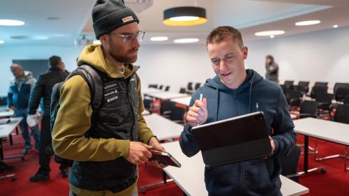Nevin Galmarini im Gespräch mit Nationaltrainer Daniel Weis beim  Snowboard-Weltcup in Scuol (Foto: Mayk Wendt).