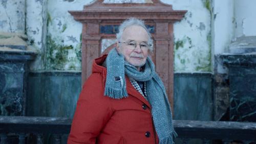 Werner Reichle, il president da la società «Pro Büvetta Tarasp», davant las trais funtanas mineralas illa Büvetta (fotografia: Michael Steiner/fmr)