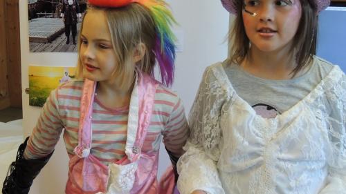 Ils uffants han gnü gust da das-chair esser üna jada oter co minchadi a la festa da giubileum (fotografia: Benedict Stecher).