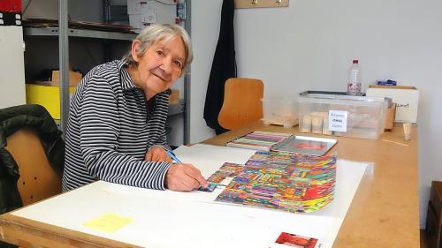 L’artista Erica Bivetti ho pür cun 62 ans cumanzo cun sia pittüra. Las citeds sun il motiv preferieu da l’artista samedrina (fotografia: mad).