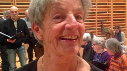 Gianna Vital-Janett diriga il Rudè da chant Engiadina (fotografia: Annatina Filli).