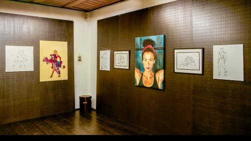 Die Gemeinschaftsausstellung im Kunstraum Riss zeigt die Werke von Nadine Jork und Jürg Keller auf zwei Stockwerken in einer durchgehend harmonischen, spannenden Durchmischung. Fotos: Jon Duschletta