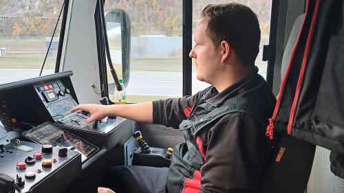 Lukas Blatter, il locomotivist da la BLS chi lavura daspö bundant desch mais per la Viafier retica (fotografia: mad).
