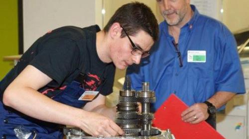 L’expert survaglia la lavur concentrada da Riet Bulfoni. A Berna as vaiva Bulfoni qualifichà per la concurrenza a Bregenz (fotografia: mad).