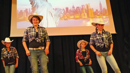 La gruppa roundabout Scuol vain manada daspö blers ons da Flurina Furrer (immez) ed as chatta regularmaing per trenar ed imprender las coreografias (fotografia: Jakob Menolfi)