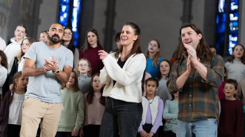 Gino Clavuot, Nina Mayer und Dario Fallet (von links) realisierten den Song mit 57 Kindern aus der Region. Foto: Dominik Täuber/TESSVM