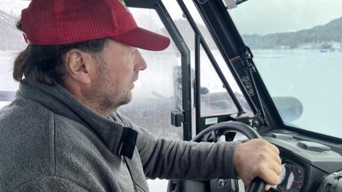 Jeden Morgen fährt Toni Giovanoli über die Oberengadiner Seen, um die Loipen zu präparieren. Foto: Andrea Gutgsell