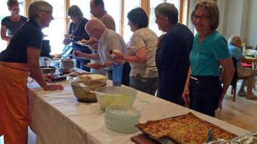 Illa sala in chasa da pravenda evangelica a Scuol pon giodair ils preschaints ün giantar in cumpagnia. In venderdi chi vain po la glieud darcheu as servir pro’ls differents buffets (fotografia: Ursula Grimbichler).