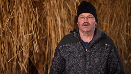 Il paur Anton à Porta circundà da monnas fattas our da seis sejel (fotografia: Michael Steiner).