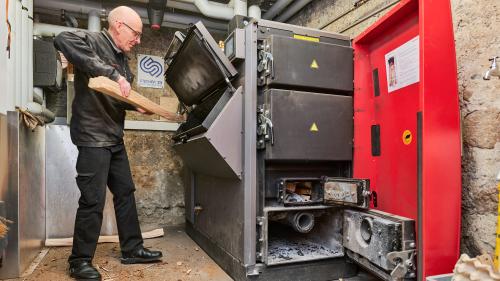 Im Gasthaus Mayor in S-charl konnte mit Unterstützung der Berghilfe bereits eine alte Holzheizung ersetzt werden. Foto: z. Vfg