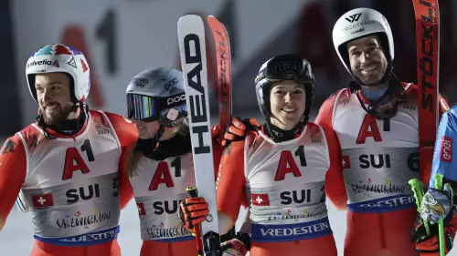 Das Schweizer Team mit Thomas Tumler (rechts) holt die erste Medaille an der Ski-WM in Sallbach-Hinterglemm (Foto: Swiss Ski).