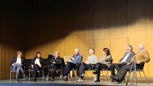 Unter der Moderation von Andrea Gutgsell (v. l.) diskutierten Franca Dietrich, Didier Meyer, Martin Krähenbühl, Sergio Compagnoni, Anna Giacometti, 
Urs Hardegger, Attilio Bivetti ethische Fragen der Freitodbegleitung. Foto: Stefanie Wick Widmer