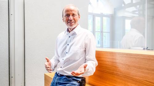 Philipp Gunzinger es president da la gruppa da manisaziun da la Regiun Engiadina Bassa/Val Müstair ed ha manà il proget per ün ingrondimaint dal parc da natüra (fotografia: Jon Duschletta).