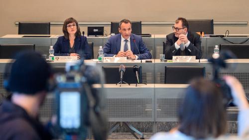 Trais commembers dal guvern cumparan davant ils mezs d’infuormaziun – la ministra d’infrastructura Carmelia  Maissen, il minister da finanzas Martin Bühler ed il minister da güstia Peter Peyer (fotografia: Livia Mauerhofer).