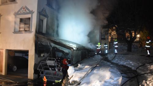 Die Feuerwehr Val Müstair konnte ein Übergreifen des Feuers auf das Hauptgebäude verhindern.