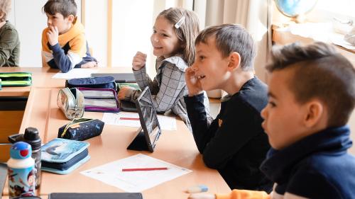 Cul program digital Herby pon ils uffants correger svess lur lezchas. Las magistras ed ils magisters han la survista e pon reagier individualmaing (fotografia: mad).