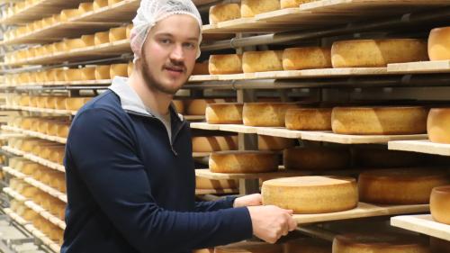 Janic Fasser, il mainagestiun da la Chascharia Val Müstair, preschainta ils chaschöls jauers da buna qualità (fotografia: Martin Camichel).