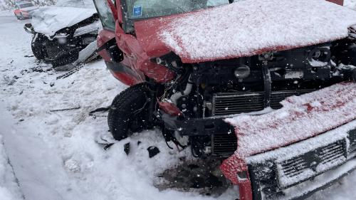 Strassenverlauf der schneebedeckten Malojastrasse bei der Unfallstelle. Es sind beide beteiligten Fahrzeuge zu erkennen (Foto: Kapo GR).
