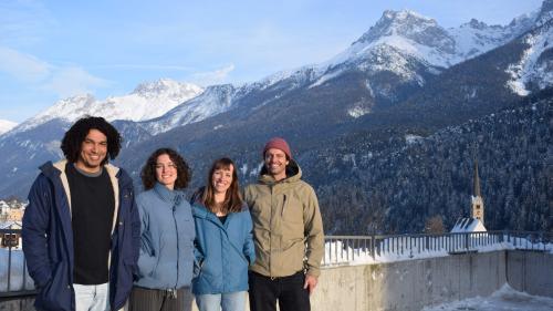 Ihr Pachtvertrag wurde nicht verlängert. Nun suchen Mo Ibrahim, Cinzia Regensburger, Julia Brändle und Tino Andri (von links) einen anderen Ort für ihr Projekt «Cura & Cultura». Foto: Imke Marggraf