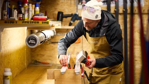 Xaver Frieser algua la tschaira sül fier da stirar e tilla stricha lura oura süls skis (fotografia: Michael Steiner).