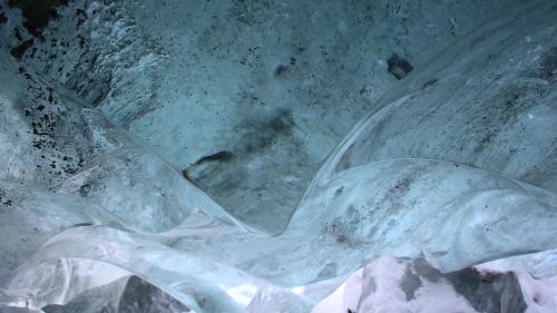 Lufteinschlüsse, Sand und Stein sind in den rätselhaften Eisschuppen eingeschlossen.