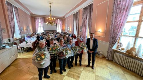 Il president cumünal da Zernez, Domenic Toutsch (a dretta), ha onurà la Società da Grischunas Zernez, culla  presidenta Uorschla Städler (a schnestra). fotografia: mad 