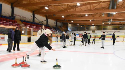 La scoula da Scuol ha giovà ün turnier da tschoccas illa halla da glatsch Gurlaina (fotografia: Nicolo Bass).